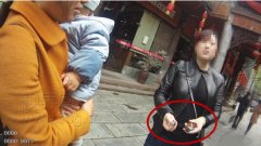 “熊孩子”摔坏文玩   家长：我把娃儿抵给你