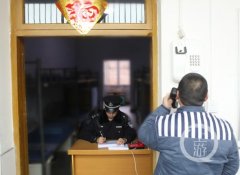 90多个亲情电话后 他在狱中变了