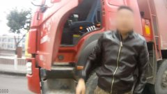 货车违停大马路 为躲处罚卸车牌