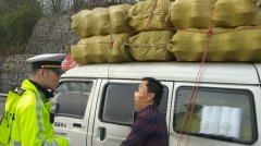 违规载货要挨罚 司机：便宜点 打个折