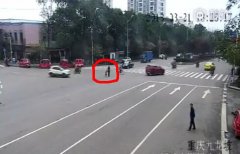 家长带着孩子“勇敢”横穿公路 下一秒悲剧发生