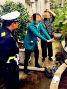 瓷砖碎片高空坠落 砸中女子头部血流不止