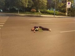 醉酒男趟马路昏睡 身旁车辆疾驰掠过
