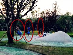 玩情怀？“熊家长”霸占儿童摇摇椅不下来