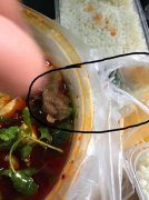 食客点外卖   包装盒里发现头发和蟑螂