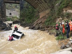 汽车失控坠下河 警民合力生死救援