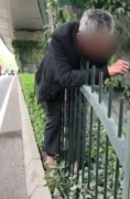看着都蛋疼 大叔翻越栏杆被钢枪刺进腹腔