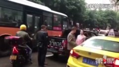 两司机起争执  吵着吵着抄起了家伙