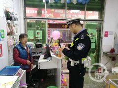 同一天上午相邻两家店都收到假币 这伙人专挑同一类人下手