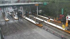 司机开拼装车违法载客 遇检查冲卡逃逸