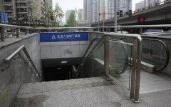 杨家坪一地下通道成“迷宫”：360度圆形共8个出口