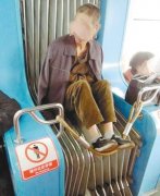 男子乘轻轨 坐姿太浮夸