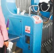 乘客吃了东西却不把垃圾带走  放在车厢连接处