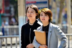 气温上升 万州市民脱去冬衣轻装出行