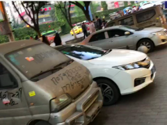 面包车上铺满灰尘被乱写   路人：看着心疼