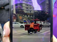 三轮车刮到保时捷 是赶紧“跑路”还是留下？