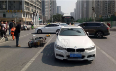 男子骑摩托强闯红灯 出事故痛失骨肉代价惨痛