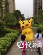 女子从韩国打飞的扮皮卡丘为母亲庆生