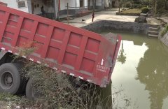 货车遇路面状况操作不当  撞垮民房