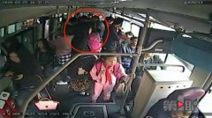 下车被挡发生口角 老人一把将小孩拖下公交车动手“教育”
