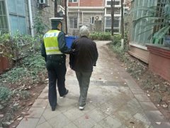 老人散步突然倒地 永川交巡警及时救助