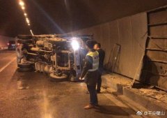 轮胎磨损该换就换  不然安全的小车说翻就翻了