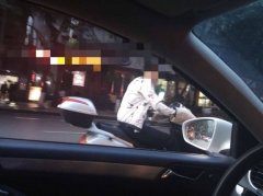 心大！小伙单手骑摩托车玩微信