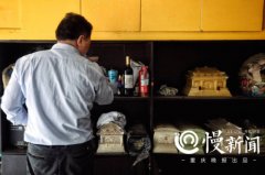 男子网上卖寿盒成交上万单 跟亲人说卖的工艺品