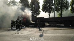 <b>大货车行驶途中突然自燃 民警临危不惧挺身救火</b>