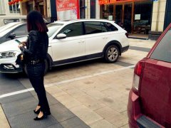 女子用肉身为教练车强占位 市民：太不应该