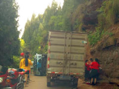 私家车当道侧翻90度 画风吸睛引拥堵