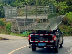 吓人！小皮卡载着数套防盗网路上飞奔