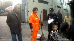 4岁小男孩外出走失 家人“看热闹”将其寻回