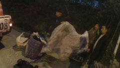 内有万元现金包裹遗落高速 三男子徒步寻找