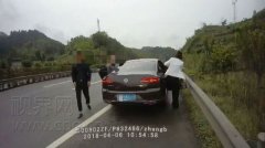 停车为躲抓拍挡号牌 一上高速就被举报亏大了