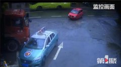 出租车撞进加油站 随即冒出滚滚浓烟