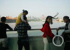 朝天门轮渡成新网红 游客纷纷排队打卡