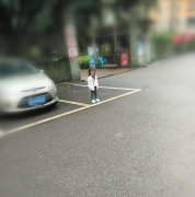 粗心妈想锻炼4岁娃  让女儿独自出门走失急得掉泪