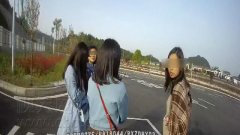 小车高速隧道抛锚 司机丢下四名女乘客