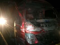 货车司机打瞌睡追尾重型货车