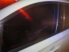 危险！这个驾驶人竟在高速公路中间停车睡觉