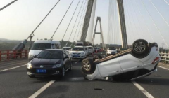 车子旋转后撞上护栏  驾驶员从车内爬了出来