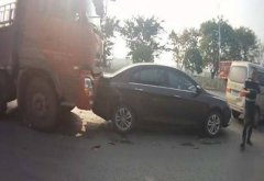 司机随意变道造成四车相撞