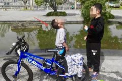 男童骑车意外落水 路边保安的举动让所有人点赞