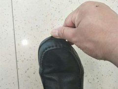新买的鞋子脱胶严重  柜台服务员这样解释