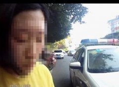 女司机找不到路 坐路边痛哭