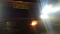 车胎起火没法灭 才发现车上灭火器早已失效