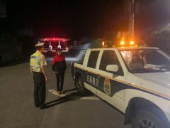 少年赌气离家 误入高速