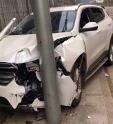 轿车冲向人行道撞上路杆 车头惨目忍睹