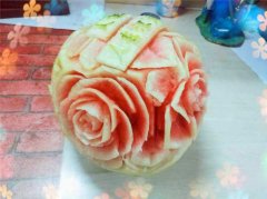 重庆大学理工男  树叶上雕母校走红网络